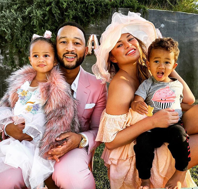 Chrissy Teigen revela como descobriu que estava grávida pela terceira vez: <i>Fiquei apavorada</i>