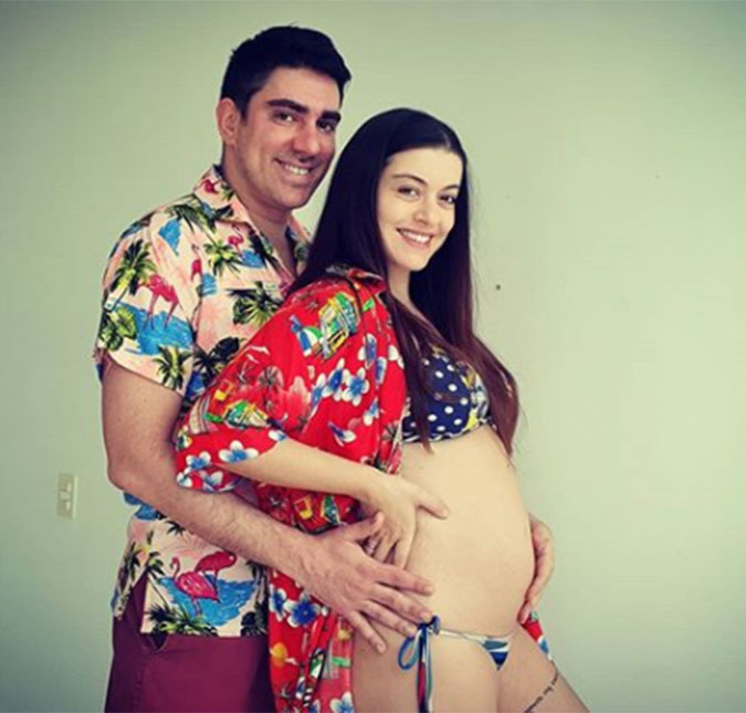 Grávida, esposa de Marcelo Adnet encanta ao compartilhar clique em família: <I>Primeira foto nós três</I>