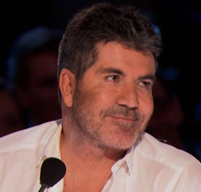 Simon Cowell retorna para casa uma semana após acidente e, contra todas as expectativas, já está andando