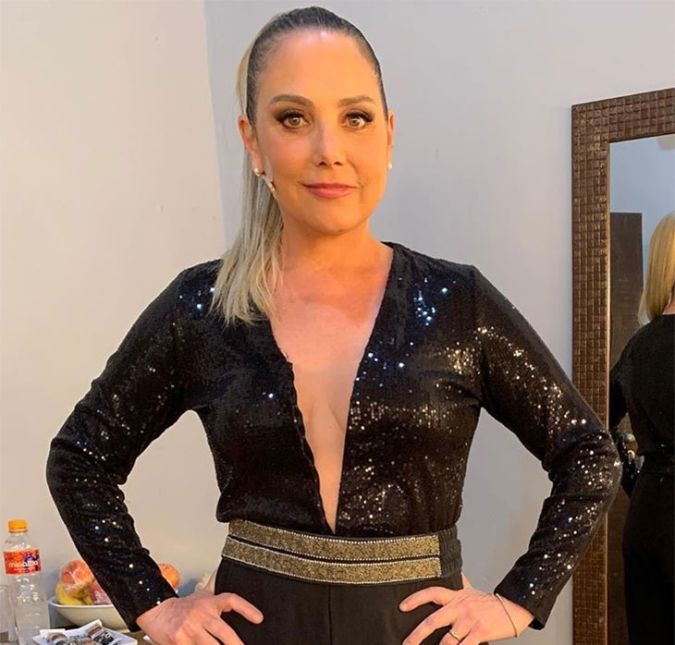 Heloisa Périssé descobriu e tratou um tumor nas glândulas salivares em 2019. A atriz passou por uma cirurgia e cinco sessões de quimioterapia e radioterapia para tratar da doença. Em outubro do mesmo ano, Heloísa comemorou o bom resultado do tratamento: Acabou! Fim! Saí do deserto! A noite foi escura, mas o dia nasceu! Acabou a guerra. E meu corpo, meus soldadinhos bravos, vão poder descansar. Como agradeço a você, corpo. Inteligência infinita, parceiro! Continuo mais do que nunca com o bordão que me acompanhou esse tempo todo: nada a pedir, muito a agradecer. Agradecer a Deus (...). Meus filhos, que saíram da minha barriga e os outros que Vida me deu, meus irmãos amados, ao meu marido, meu brother, minha mãezinha, que aos 89 anos teve que passar por isso comigo e como sempre foi um exemplo de fé. Aliás ela me deu a vida e a grande Vida, quando me apresentou Deus desde pequena e me ensinou que fé é algo real, como um músculo, só que a gente não enxerga. Em 2020, curada do câncer, a atriz deu uma entrevista ao jornal Extra e revelou como a doença afetou sua vida: - As pessoas me perguntam o que eu aprendi com a doença. Eu digo que não aprendi nada. Só confirmei. Eu pratiquei o que vinha em teoria. Deus é pai, Deus é bom. E quando você consegue ir para um campo de não julgamento, de não se vitimizar, é a sua força bruta que surge. Você coloca sua força onde há força. Você tira de onde tem. Então, não há frustração. E se descobre um grande mundo que, talvez, nunca tivesse sido explorado. Heloisa Périssé descobriu e tratou um tumor nas glândulas salivares em 2019. A atriz passou por uma cirurgia e cinco sessões de quimioterapia e radioterapia para tratar da doença. Em outubro do mesmo ano, Heloísa comemorou o bom resultado do tratamento: Acabou! Fim! Saí do deserto! A noite foi escura, mas o dia nasceu! Acabou a guerra. E meu corpo, meus soldadinhos bravos, vão poder descansar. Como agradeço a você, corpo. Inteligência infinita, parceiro! Continuo mais do que nunca com o bordão que me acompanhou esse tempo todo: nada a pedir, muito a agradecer. Agradecer a Deus (...). Meus filhos, que saíram da minha barriga e os outros que Vida me deu, meus irmãos amados, ao meu marido, meu brother, minha mãezinha, que aos 89 anos teve que passar por isso comigo e como sempre foi um exemplo de fé. Aliás ela me deu a vida e a grande Vida, quando me apresentou Deus desde pequena e me ensinou que fé é algo real, como um músculo, só que a gente não enxerga. Em 2020, curada do câncer, a atriz deu uma entrevista ao jornal Extra e revelou como a doença afetou sua vida: - As pessoas me perguntam o que eu aprendi com a doença. Eu digo que não aprendi nada. Só confirmei. Eu pratiquei o que vinha em teoria. Deus é pai, Deus é bom. E quando você consegue ir para um campo de não julgamento, de não se vitimizar, é a sua força bruta que surge. Você coloca sua força onde há força. Você tira de onde tem. Então, não há frustração. E se descobre um grande mundo que, talvez, nunca tivesse sido explorado.