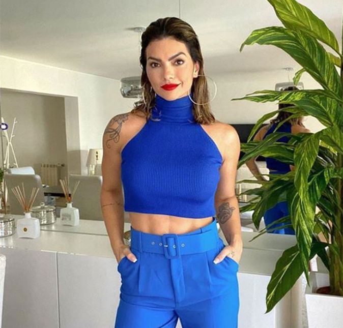 No final de 2019 e começo de 2020, Kelly Key descobriu e venceu o câncer de pele. Ao final do tratamento, a cantora explicou tudo em seu Instagram: Para quem não sabe, fiz três pequenos procedimentos (em três momentos diferentes). Em novembro do ano passado fizemos apenas uma pequena biópsia de uma lesão da face próxima ao nariz (um pequeno pedaço para sabermos o diagnóstico). Em fevereiro deste ano retiramos essa lesão, pois o resultado mostrou malignidade (câncer) pouquíssimo agressiva (confirmado até com imuno-histoquímica), mas precisei retirar a lesaõ. Aproveitamos para fazer uma varredura tanto no rsoto quanto no corpo. Faz algumas semanas que tivemos o resultados dessas cinco biópsias (aquela primeira que eu descobri ainda tinha bordas laterais comprometidas, sem lesão profunda, e retiramos essas bordas). A outra do rosto era pré-cancerígena e das três do cropo (uma era pré-cancerígena e as outras duas não tinham malignidade). Acredito que já não tenho mais nada e que mais nenhum procedimento seja necessário. Hoje tirei meus pontos! Mas os cuidados serão eternos e todos nós precisamos nos cuidar! Muitas pessoas sabem disso, mas preferem ignorar. Não ignore! Se cuide! Precisamos falar sobre o câncer de pele! E minha missão daqui para frente será essa! No final de 2019 e começo de 2020, Kelly Key descobriu e venceu o câncer de pele. Ao final do tratamento, a cantora explicou tudo em seu Instagram: Para quem não sabe, fiz três pequenos procedimentos (em três momentos diferentes). Em novembro do ano passado fizemos apenas uma pequena biópsia de uma lesão da face próxima ao nariz (um pequeno pedaço para sabermos o diagnóstico). Em fevereiro deste ano retiramos essa lesão, pois o resultado mostrou malignidade (câncer) pouquíssimo agressiva (confirmado até com imuno-histoquímica), mas precisei retirar a lesaõ. Aproveitamos para fazer uma varredura tanto no rsoto quanto no corpo. Faz algumas semanas que tivemos o resultados dessas cinco biópsias (aquela primeira que eu descobri ainda tinha bordas laterais comprometidas, sem lesão profunda, e retiramos essas bordas). A outra do rosto era pré-cancerígena e das três do cropo (uma era pré-cancerígena e as outras duas não tinham malignidade). Acredito que já não tenho mais nada e que mais nenhum procedimento seja necessário. Hoje tirei meus pontos! Mas os cuidados serão eternos e todos nós precisamos nos cuidar! Muitas pessoas sabem disso, mas preferem ignorar. Não ignore! Se cuide! Precisamos falar sobre o câncer de pele! E minha missão daqui para frente será essa!