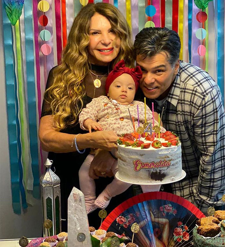 Elba Ramalho e Mauricio Mattar celebram quatro meses da neta Esmeralda: <I>Pedrinha preciosa do vovô</I>