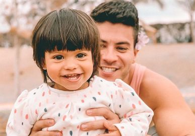 Arthur Aguiar diz que dormiu na casa de Mayra Cardi para cuidar da filha