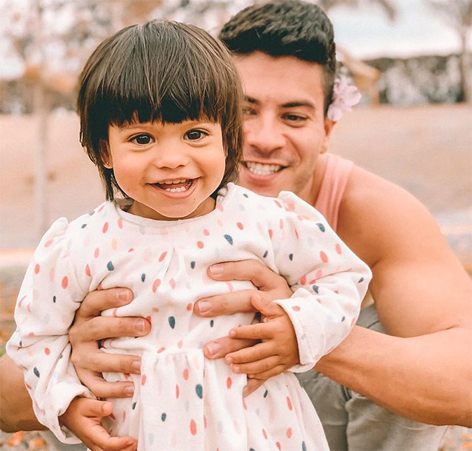 Arthur Aguiar diz que dormiu na casa de Mayra Cardi para cuidar da filha