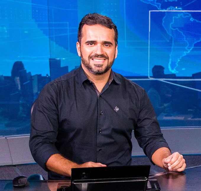 Apresentador do <i>Jornal Nacional</i> sofre infarto e é internado em Maceió, diz colunista