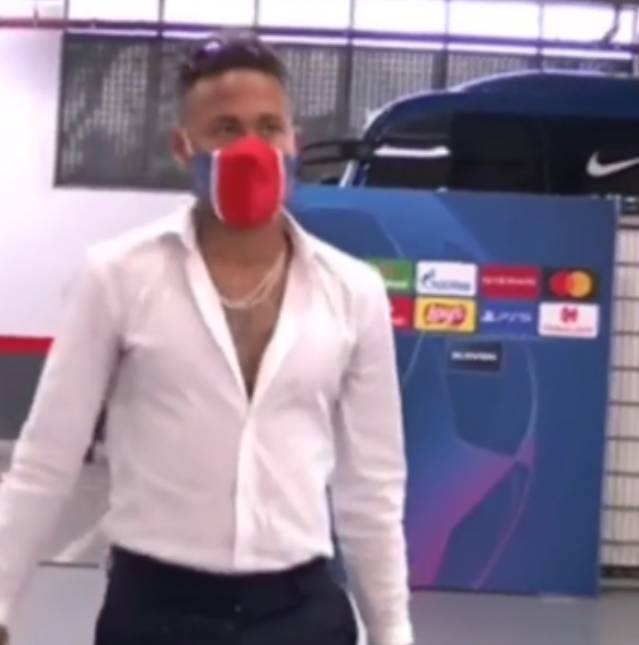 Neymar chega a estádio ouvindo <I>hit</i> de Luísa Sonza e <I>web</i> pira
