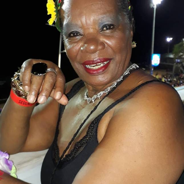 Neusa Borges grava vídeo no hospital durante internação por hérnias de disco: <I>- Continuo guerreira</i>