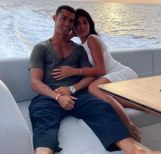 Em clima de romance, Cristiano Ronaldo dança e canta com a noiva <i>hit</i> de Marília Mendonça e Léo Santana; assista!