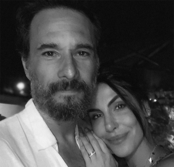 Em 2020, Mel publicou uma foto da virada do ano ao lado do marido e escreveu um textão de Dia dos Pais para o parceiro: Nessa foto, enquanto olhávamos as primeiras estrelas de 2020, não fazíamos ideia do ano que teríamos pela frente. 2020 foi o ano em que mais nos misturamos. Estamos o tempo todo juntos. Dentro de casa, aprendemos uns com os outros como nunca, nos olhamos com mais atenção ainda, as vezes é demais, verdade. Mas se até para nós mesmos andamos sobrando, quem dirá para os que nos rodeiam. Mas é também nesse caminhar intenso e intensivo que nos aprofundamos, crescemos e aprendemos a perceber nossos limites. E se o desafio é grande, há também beleza nessa lente de aumento. Ela nos mostra que somos capazes de amar no limite. Nossa capacidade de perdoar nunca precisou estar tão presente. Observar o pai que você é, assim tão de perto, me faz amar ainda mais o homem que escolhi, e que me escolheu, para trilhar lado a lado. Observar a sua capacidade de melhorar, de querer aprender e evoluir sem fugir das sombras que todos nós carregamos, é tão apaixonante como quando eu cruzava com o seu olhar pelas primeiras vezes. Amo sua capacidade de destrinchar o que mora dentro. É daí também que vem a profundidade em tudo o que você faz. Mas quando eu vejo a sua mão graúda conduzindo esses primeiros passos, meus olhos umedecem. E quando vejo que hoje tenho dois pares de olhos que me olham e me amam meialuados, a vida faz mais sentindo do que nunca antes. Obrigada por escolher se misturar comigo e ir além nesse exercício de amor. Feliz Dia dos Pais. Feliz sou eu por comemorar ao seu lado. Em resposta, Santoro escreveu: Você tem o dom de me deixar sem palavras... Amo vocês! Em 2020, Mel publicou uma foto da virada do ano ao lado do marido e escreveu um textão de Dia dos Pais para o parceiro: Nessa foto, enquanto olhávamos as primeiras estrelas de 2020, não fazíamos ideia do ano que teríamos pela frente. 2020 foi o ano em que mais nos misturamos. Estamos o tempo todo juntos. Dentro de casa, aprendemos uns com os outros como nunca, nos olhamos com mais atenção ainda, as vezes é demais, verdade. Mas se até para nós mesmos andamos sobrando, quem dirá para os que nos rodeiam. Mas é também nesse caminhar intenso e intensivo que nos aprofundamos, crescemos e aprendemos a perceber nossos limites. E se o desafio é grande, há também beleza nessa lente de aumento. Ela nos mostra que somos capazes de amar no limite. Nossa capacidade de perdoar nunca precisou estar tão presente. Observar o pai que você é, assim tão de perto, me faz amar ainda mais o homem que escolhi, e que me escolheu, para trilhar lado a lado. Observar a sua capacidade de melhorar, de querer aprender e evoluir sem fugir das sombras que todos nós carregamos, é tão apaixonante como quando eu cruzava com o seu olhar pelas primeiras vezes. Amo sua capacidade de destrinchar o que mora dentro. É daí também que vem a profundidade em tudo o que você faz. Mas quando eu vejo a sua mão graúda conduzindo esses primeiros passos, meus olhos umedecem. E quando vejo que hoje tenho dois pares de olhos que me olham e me amam meialuados, a vida faz mais sentindo do que nunca antes. Obrigada por escolher se misturar comigo e ir além nesse exercício de amor. Feliz Dia dos Pais. Feliz sou eu por comemorar ao seu lado. Em resposta, Santoro escreveu: Você tem o dom de me deixar sem palavras... Amo vocês!