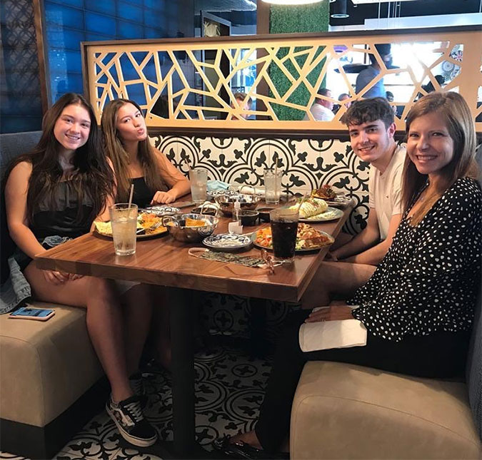Rose Miriam Di Matteo posa com os três filhos e desabafa: <I>Só faltou o papai lindo</I>