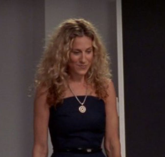 O armário de remédios no apartamento de Carrie foi visto pela primeira vez por Sarah Jessica Parker em um mercado de pulgas pouco antes do início das gravações da série. Ela e o marido, Matthew Broderick, não compraram na hora, mas mudaram de ideia. Quando voltaram, o armário já estava vendido para algum programa de televisão. Quando ela apareceu para trabalhar, o armário de remédios estava lá. O armário de remédios no apartamento de Carrie foi visto pela primeira vez por Sarah Jessica Parker em um mercado de pulgas pouco antes do início das gravações da série. Ela e o marido, Matthew Broderick, não compraram na hora, mas mudaram de ideia. Quando voltaram, o armário já estava vendido para algum programa de televisão. Quando ela apareceu para trabalhar, o armário de remédios estava lá.