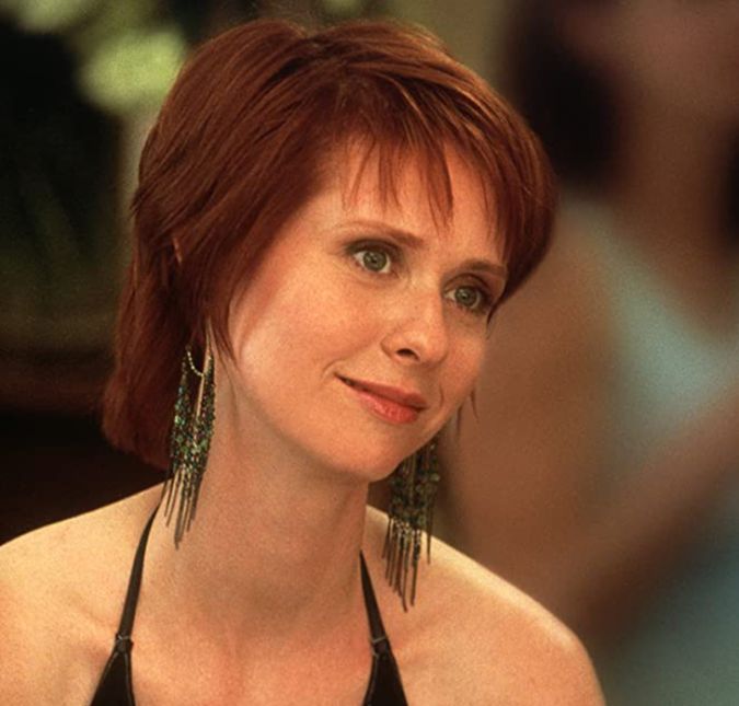 Cynthia Nixon não tem orelhas furadas. Todos os seus brincos no programa eram clipes. Às vezes, os figurinistas mandavam os brincos que gostavam para um joalheiro para fazer brincos de encaixe. Cynthia Nixon não tem orelhas furadas. Todos os seus brincos no programa eram clipes. Às vezes, os figurinistas mandavam os brincos que gostavam para um joalheiro para fazer brincos de encaixe.
