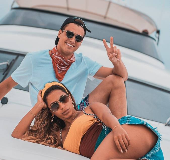 Anitta comenta em foto com jogador na Itália: <I>Minha mãe shippa</i>