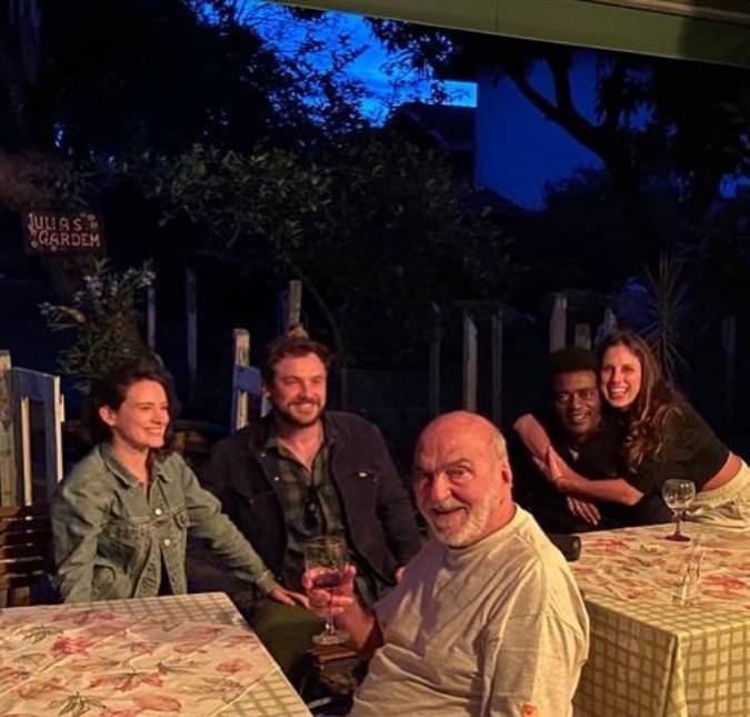 Juntos, Sergio Guizé e Bianca Bin visitam sítio do <I>vizinho</i> Lima Duarte