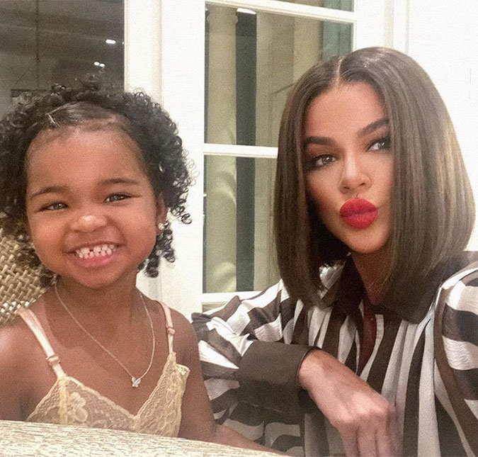 Khloé Kardashian aparece ao lado da filha True e rebate críticas sobre sua aparência: <I>Seja legal ou fique de castigo</I>