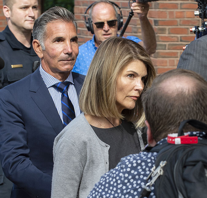Lori Loughlin é condenada a dois meses de prisão após escândalo de fraude em universidade; saiba mais!