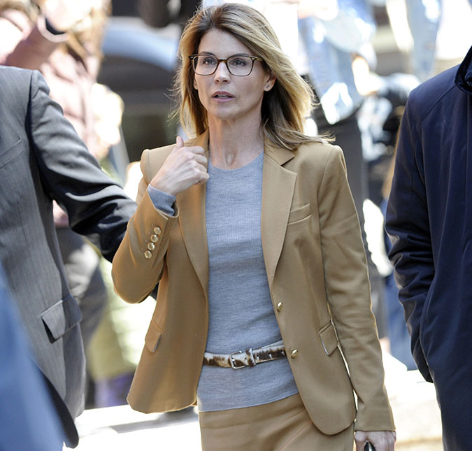 Lori Loughlin pede desculpa após ser condenada a dois meses de prisão por fraude: - <I>Tomei uma decisão horrível</I>