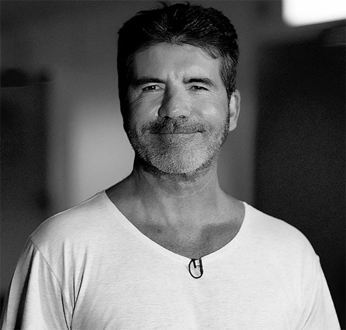 Após cirurgia de seis horas de duração, Simon Cowell é apelidado de <I>Exterminador do Futuro</I> por amigos e se recupera bem do acidente