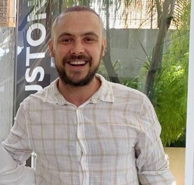 Quem também recorreu ao transplante capilar foi Sérgio Guizé. No Instagram, o ator posou ao lado do médico que realizou o seu tratamento em São Paulo, e falou sobre o assunto: Personagem novo chegando, vida nova e a gente tem que se cuidar. Olhar para a nossa aparência também é parte desse cuidado, que é algo mais profundo do que só o exterior, óbvio. Há alguns anos, venho procurando um profissional sério para cuidar da queda capilar. Algo eficaz, que além do resultado estético, trouxesse naturalidade, saúde e longevidade para os meus fios.