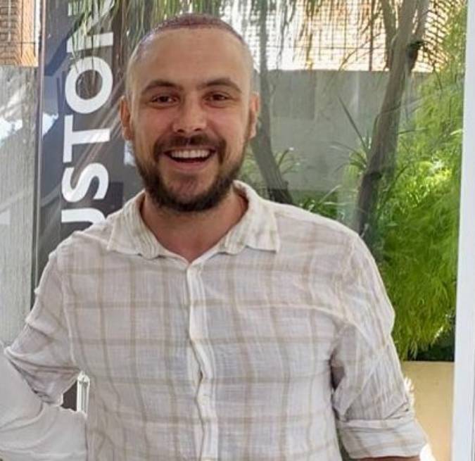 Sergio Guizé aparece com cabeça raspada e revela que fez transplante capilar: <I>A gente tem que se cuidar</i>