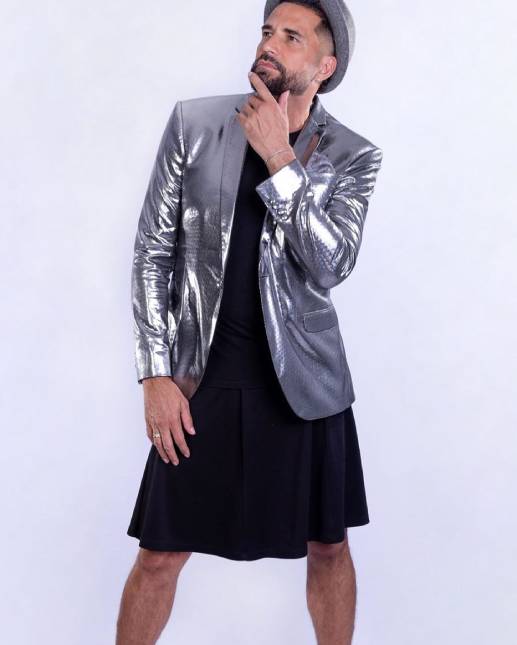 Cantor Latino posa de saia e fala sobre usar a peça: <I>Sensualidade única</i>