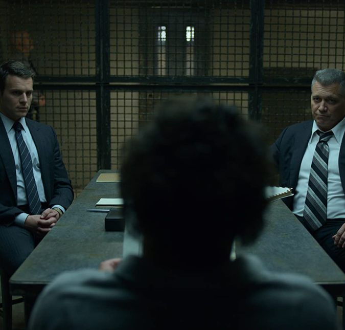 Mindhunter é uma série de investigação policial que gira em torno dos agentes do FBI Holden Ford, vivido por Jonathan Groff, e Bill Tench, interpretado por Holt McCallany. A dupla entrevista assassinos em série presos com o intuito de entender como esses criminosos pensam, e aplicam esse conhecimento para resolver os casos que estão investigando. A série da Netflix ainda tem David Fincher como produtor-executivo e diretor de alguns dos episódios. David é conhecido por seus trabalhos com temáticas thriller, como Quarto do Pânico e Garota Exemplar... Mindhunter é uma série de investigação policial que gira em torno dos agentes do FBI Holden Ford, vivido por Jonathan Groff, e Bill Tench, interpretado por Holt McCallany. A dupla entrevista assassinos em série presos com o intuito de entender como esses criminosos pensam, e aplicam esse conhecimento para resolver os casos que estão investigando. A série da Netflix ainda tem David Fincher como produtor-executivo e diretor de alguns dos episódios. David é conhecido por seus trabalhos com temáticas thriller, como Quarto do Pânico e Garota Exemplar...