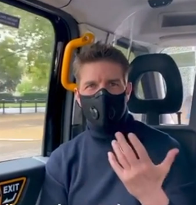 Usando máscara, Tom Cruise vai de táxi até cinema em Londres para assistir novo filme de Robert Pattinson; veja o vídeo!