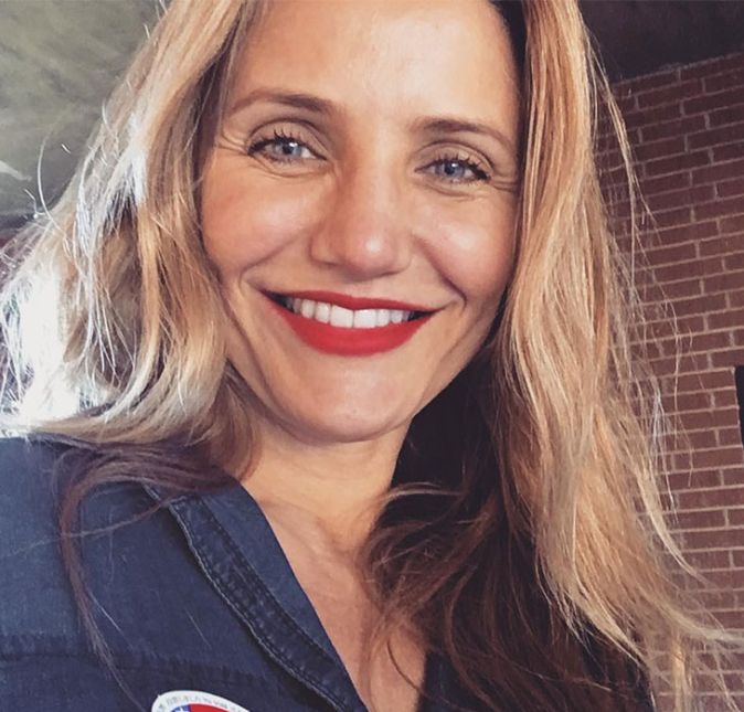 Cameron Diaz recebeu sua primeira filha em janeiro de 2020, aos 47 anos de idade. Na época, em seu Instagram, a atriz falou sobre o nascimento de Raddix: Feliz Ano Novo dos Maddens! Nós estamos tão felizes, abençoados e gratos por começar essa nova década anunciando o nascimento da nossa filha, Raddix Madden. Sentimos um forte instinto de proteção a privacidade da nossa pequena. Então, nós não vamos postar fotos ou dividir mais detalhes além do fato de que ela é realmente fofa. Cameron está em um relacionamento com o músico Benjamin Madden desde 2015. Cameron Diaz recebeu sua primeira filha em janeiro de 2020, aos 47 anos de idade. Na época, em seu Instagram, a atriz falou sobre o nascimento de Raddix: Feliz Ano Novo dos Maddens! Nós estamos tão felizes, abençoados e gratos por começar essa nova década anunciando o nascimento da nossa filha, Raddix Madden. Sentimos um forte instinto de proteção a privacidade da nossa pequena. Então, nós não vamos postar fotos ou dividir mais detalhes além do fato de que ela é realmente fofa. Cameron está em um relacionamento com o músico Benjamin Madden desde 2015.