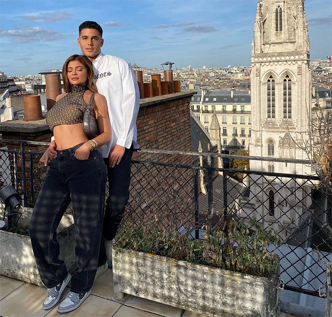 Kylie Jenner publica foto ao lado de moreno e fãs perguntam sobre pai da filha dela: <i>O que aconteceu com Travis Scott?</i>