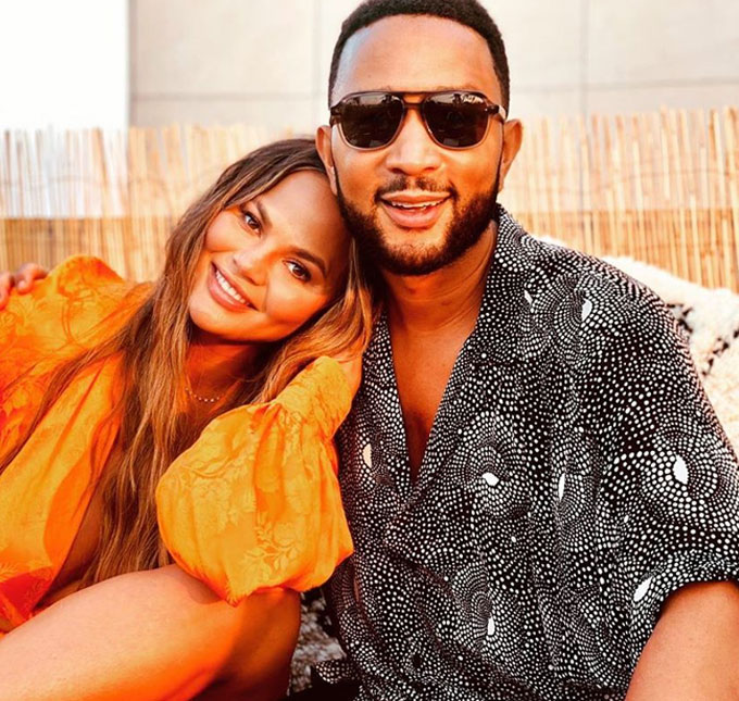 Eita! Chrissy Teigen assusta fãs ao mostrar pedaços de sua língua <i>caindo</i> após comer muitos doces; veja!