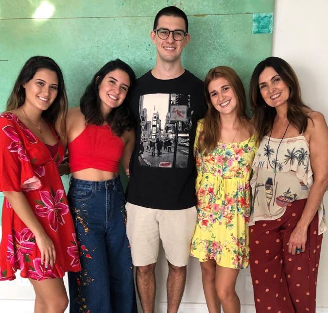 Ao se despedir do filho, Fátima Bernardes posta foto com os trigêmeos e a nora: <i>Ele está feliz e nós também</i>