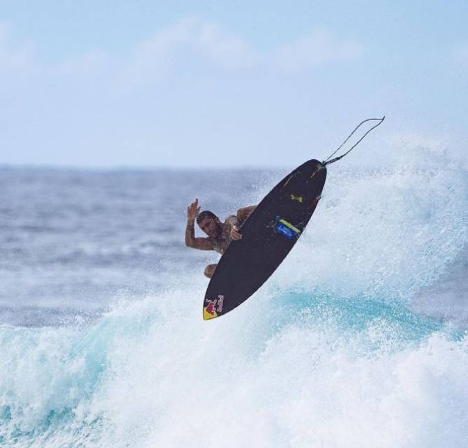 Em outro acidente, em novembro de 2019, o surfista afirma que quase morreu. Na ocasião, surfando em Nazaré, ele ficou algum tempo embaixo da água: - Bom, tô vivo, tão vendo! Galera, vou começar falando que foi o pior perrengue que já passei na minha vida, disparado. Foi o mais perto da morte que já cheguei, fiquei várias ondas embaixo d'água, todo mundo me procurando, galera no rádio, conseguiram me achar depois de um tempo. Graças a Deus eu tô bem, queria avisar meus amigos, familiares que começaram a mandar mensagem, que estou bem, que está tudo certo. Ele contou ainda que passou mal, mas foi ajudado por outro surfista, Sebastian Steudtner, que faz par com Maya Gabeira na competição: - Passei mal depois que eu saí da água. Quero agradecer muito ao Sebastian, meu anjo, foi muito especial pra mim, ele é alemão, parceiro da Maya, quando levantei ele estava mais próximo de mim. Ele que me resgatou ali, me levou pra areia, me ajudou a vomitar, me carregou até o carro e tinha um p**a equipamento no carro dele, ele me entubou ali, ele me cobriu, fiquei respirando no oxigênio uns 30 minutos, pra poder respirar bem, voltar ao normal. Tenso, né?
