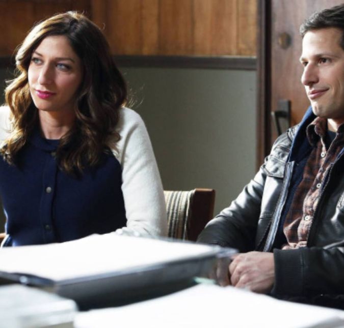 Amigos em Brooklyn 99, você sabia que Andy Samberg e Chelsea Peretti se conheceram na escola? Pois é! Os roteiristas até incluíram essa história para os personagens na série, juntando a realidade com a ficção. Em entrevista ao Conan O'Brien, a intérprete de Gina Linetti inclusive confessou que tinha uma quedinha por Andy! - Nós estudamos juntos na escola primária... Eu tinha uma grande queda por Andy e ele, por algum motivo, nunca vai reconhecer isso, quando eu toco no assunto, ele simplesmente me olha de surpresa. Eu costumava ligar para a casa dele como aqueles telefones antigos que tínhamos. Eu ligava e desligava, ligava e desligava como algumas garotas fazem. Meninas irritantes, contou.