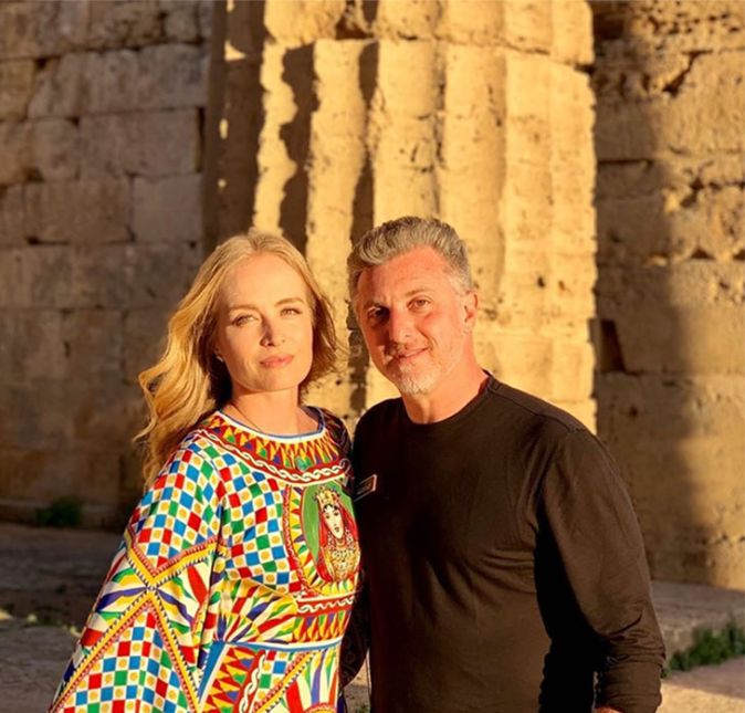 Em 2019, quando completaram 15 anos de casados, Angélica, outra vez, se declarou ao amado por meio das redes sociais. Assim... Sempre juntos em qualquer lugar... vivendo, compartilhando, aprendendo! Esses foram nossos 15 anos de casamento e de muito amor, sei que essa viagem está só começando. Te amo, escreveu a apresentadora. Fofos, né?