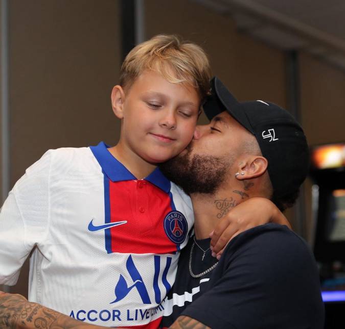Neymar Jr. brinca com o filho em meio a rumores de que estaria com coronavírus
