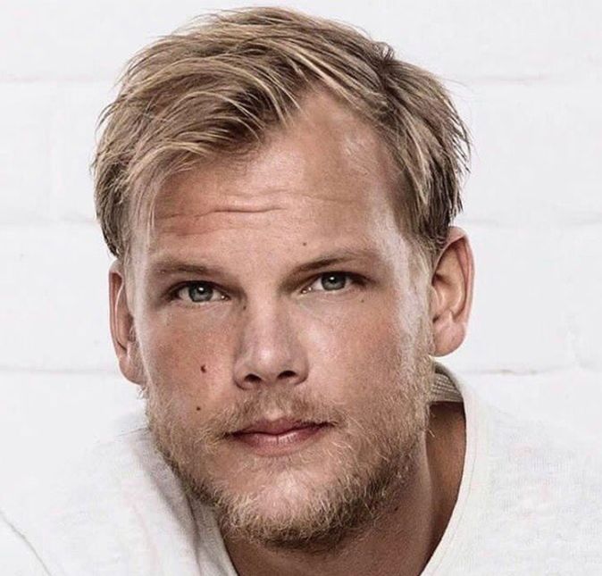 No dia 20 de abril de 2018, representantes do DJ Avicii divulgaram que ele havia morrido. A nota oficial não revelava a causa da morte, mas surpreendeu os fãs do músico, já que ele só tinha 28 anos de idade. Pouco tempo depois, a família de Avicii deu a entender, em outra declaração, que o artista tinha cometido suicídio. O comunicado dizia o seguinte: Nosso amado Tim era um aventureiro, uma frágil alma artística que procurava por respostas para questões existenciais. Um Um perfeccionista superdimensionado que viajava e trabalhava duro em um ritmo que levava a extremo estresse. Quando ele parou de fazer turnê, ele queria encontrar um equilíbrio na vida para ser feliz e fazer o que ele mais amava - música. Ele realmente lutou com pensamentos sobre significado, vida, felicidade. Ele agora não podia continuar. Ele queria encontrar paz. Tim não foi feito para a máquina de negócios em que se encontrou; ele era um cara sensível que amava seus fãs, mas evitava os holofotes. Tim, você será para sempre amado e sentiremos sua falta. A pessoa que você era e sua música manterão sua memória viva. No dia 20 de abril de 2018, representantes do DJ Avicii divulgaram que ele havia morrido. A nota oficial não revelava a causa da morte, mas surpreendeu os fãs do músico, já que ele só tinha 28 anos de idade. Pouco tempo depois, a família de Avicii deu a entender, em outra declaração, que o artista tinha cometido suicídio. O comunicado dizia o seguinte: Nosso amado Tim era um aventureiro, uma frágil alma artística que procurava por respostas para questões existenciais. Um Um perfeccionista superdimensionado que viajava e trabalhava duro em um ritmo que levava a extremo estresse. Quando ele parou de fazer turnê, ele queria encontrar um equilíbrio na vida para ser feliz e fazer o que ele mais amava - música. Ele realmente lutou com pensamentos sobre significado, vida, felicidade. Ele agora não podia continuar. Ele queria encontrar paz. Tim não foi feito para a máquina de negócios em que se encontrou; ele era um cara sensível que amava seus fãs, mas evitava os holofotes. Tim, você será para sempre amado e sentiremos sua falta. A pessoa que você era e sua música manterão sua memória viva.