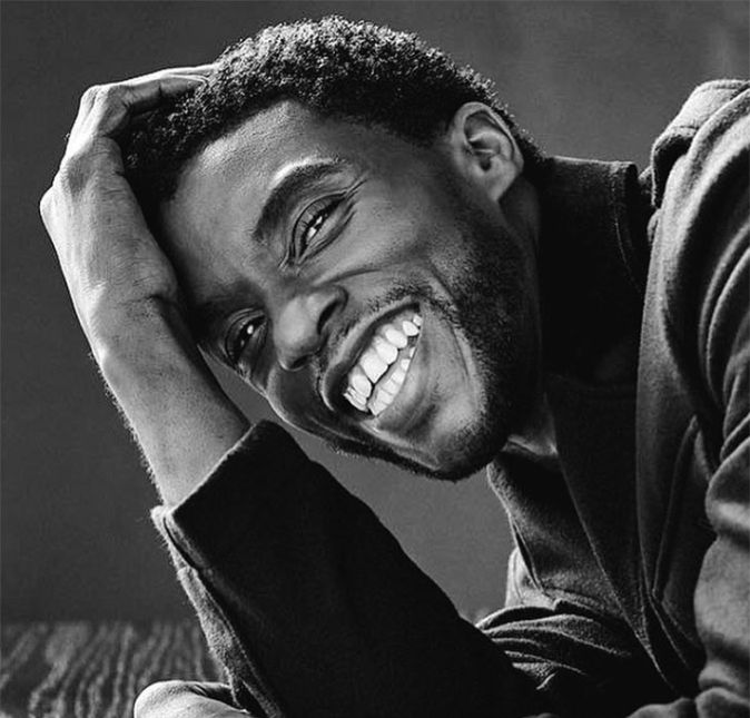 Chadwick Boseman, conhecido por ter sido o protagonista do filme Pantera Negra, morreu no dia 28 de agosto de 2020, aos 43 anos de idade. A notícia pegou muita gente de surpresa, já que Chadwick estava lutando contra um câncer no cólon desde 2016, em segredo. Fãs de todo o mundo prestaram homenagens e amigos próximos também, já que ninguém sabia da doença do artista. Chadwick Boseman, conhecido por ter sido o protagonista do filme Pantera Negra, morreu no dia 28 de agosto de 2020, aos 43 anos de idade. A notícia pegou muita gente de surpresa, já que Chadwick estava lutando contra um câncer no cólon desde 2016, em segredo. Fãs de todo o mundo prestaram homenagens e amigos próximos também, já que ninguém sabia da doença do artista.
