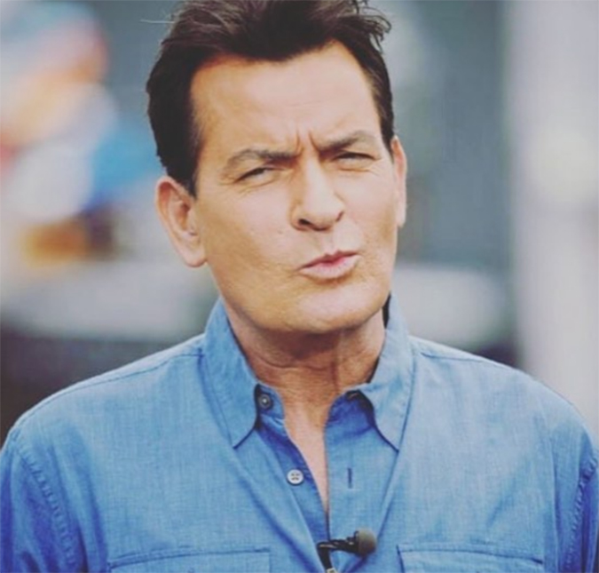 Charlie Sheen passa por crise financeira e vende vídeos personalizados por 2,3 mil reais