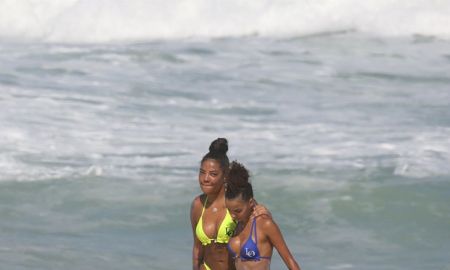 Ludmilla vai à praia com Brunna Gonçalves e é flagrada levando tombo; veja fotos!