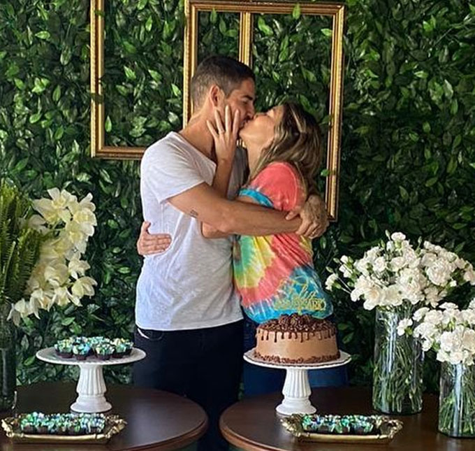 Alexandre Pato ganha festa e beijo apaixonado de Rebeca Abravanel no dia de seu aniversário: <i>Te amo</i>