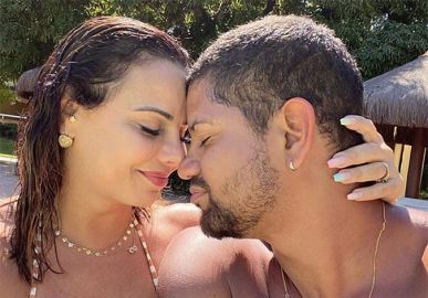 Viviane Araujo posa na praia com namorado e se declara: <I>Como sou feliz ao teu lado</I>