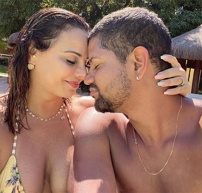 Viviane Araujo posa na praia com namorado e se declara: <I>Como sou feliz ao teu lado</I>