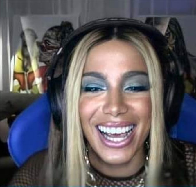 Após flerte de Gui Araújo, Anitta diz que está <I>super bem abastecida</I> de homens durante <I>live gamer</I>