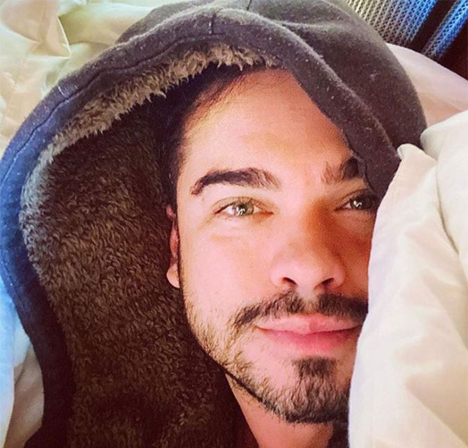 Sidney Sampaio pode ser o galã das novelas da Record, mas também possui inseguranças com o corpo. O ator revelou, para o jornal Extra, que recorreu a um programa de emagrecimento após ganhar alguns quilos: - No início da quarentena, tive picos de ansiedade. Gosto de cozinhar e comer bem, então ficava descontando na comida. Cheguei aos 100 quilos, sendo que meu ideal é pesar entre 83 quilos e 85 quilos. (...) Em duas semanas, eliminei sete quilos. Poderia ter sido mais, mas derrapei. No Dia dos Pais, meu filho, Leonardo, me pediu hambúrguer, e eu o acompanhei. E depois me entreguei aos prazeres da pizza, que amo. Sidney, que fez um transplante capilar no final de 2019, também falou sobre como a perda de cabelo impacta na sua profissão: - Não ter cabelo é limitador. Além de influenciar na autoestima, porque é importante estar seguro com a nossa própria imagem para que as coisas aconteçam, meu trabalho pede que minha aparência seja versátil. Tenho que estar pronto para usar o cabelo liso ou encaracolado, comprido ou curto, e de todas as cores possíveis, para cada personagem. Se sabem que sou careca e apareço de peruca, não convenço em cena.