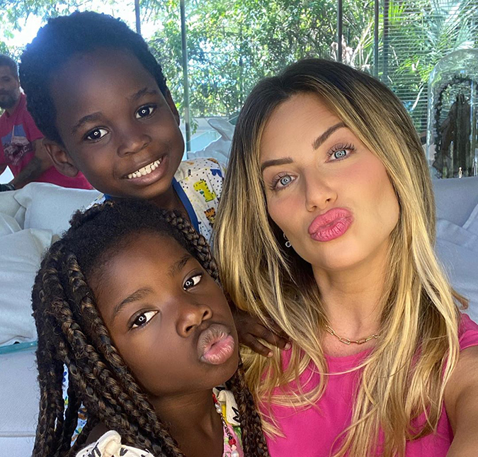 Giovanna Ewbank derrete seguidores ao postar fotos de Titi e Bless com chapéus combinando; confira!