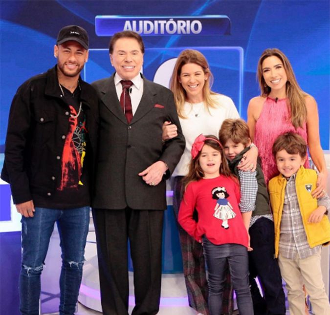 E quem disse que Silvio também não é fã de Neymar Jr.? Ao trazer o jogador para seu programa, Silvio aproveitou e tirou uma foto com ele e ainda levou as filhas e os netos para acompanhá-lo. Que fofura, né?