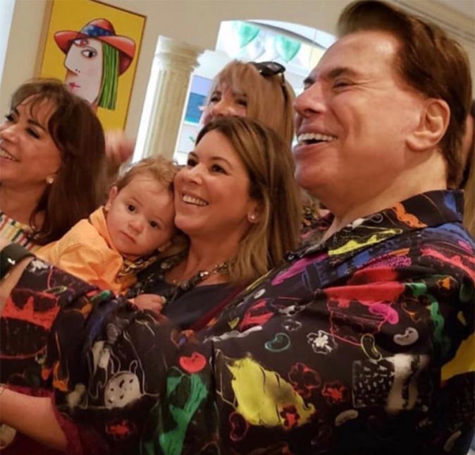Quem também já fez uma bela homenagem para Silvio foi Daniela! Guerreiro! Meu pai é um touro guerreiro. No nascimento do André (filho de Renata Abravanel), ele tinha gravado o dia inteiro e ficou na maternidade até meia noite depois de ter certeza que todos estavam bem. Todos ultra cansados e ele firme, de pé, disposto. Ele não sabe o exemplo que ele da através da vida dele. Nem o que ele representa. Ele vive. E gosta de viver. Cada dia um dia. Faz o que acha que deve fazer. Faz aquilo que ele acha justo, correto, certo. Não nega a idade que tem mas não se deixa limitar por ela. É uma pessoa simples. Fala o que pensa, mas ao contrário do que falam e pensam, não quer machucar nem prejudicar ninguém. É um ser humano. Diferente. Sem dúvida ele tem um propósito nesta vida. Ele é uma dessas pessoas que marcam a história de um país, sem saber o quanto influência uma nação. Nunca conheci um brasileiro que não conheça ou tenha ouvido falar dele. Ele não tem ideia disso. Imagina mas não assimila... não consegue enxergar que é ele. Às vezes eu estou com ele e penso meu pai é o Silvio Santos, mas ele não se acha o Silvio Santos... nem sei se ele sabe quem é o Silvio Santos e quão grande ele é. Ele é ele. Não planejou nada do que aconteceu com ele e continua não planejando. Ele vive a vida e está disposto a abrir as portas de oportunidades que estão na frente dele. Ele abre, vê se é interessante e vai enfrente. Nunca toma o remédio antes da doença. Ele não gosta de ficar pensando nos problemas. Quando o problema aparece ele enfrenta mas não fica cultivando esse tipo de pensamento. Não é o perfil dele. Ama o que faz. O palco e as colegas de trabalho são vida para ele. Ele grava e volta energizado, feliz. Tantas coisas para falar do meu pai. Tantas coisas que as pessoas não imaginam que ele é. Admiro, amo, cuido, abraço. Amo o amor dele pela minha mãe. É algo de novela, de filme. E é isso. Uma pessoa ordinária que vive uma vida extraordinária ou... uma pessoa extraordinária que vive nesta vida ordinária. Acho que os dois servem neste caso. Pai, te amo infinito e além como falo para Gab, Manu e Lucas, escreveu ela, que é a mais velhas das filhas de Silvio da relação com Íris. Ela é mãe de Gabriel, Manuela e Lucas!