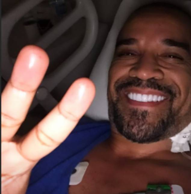 Fernando Pires, do <I>Só Pra Contrariar</i> tranquiliza fãs após queda: <I>Estou bem, galera</i>