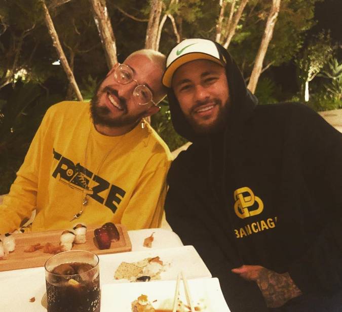 Neymar vai a jantar só com mulheres - e ganha textão de homenagem do marido da ex