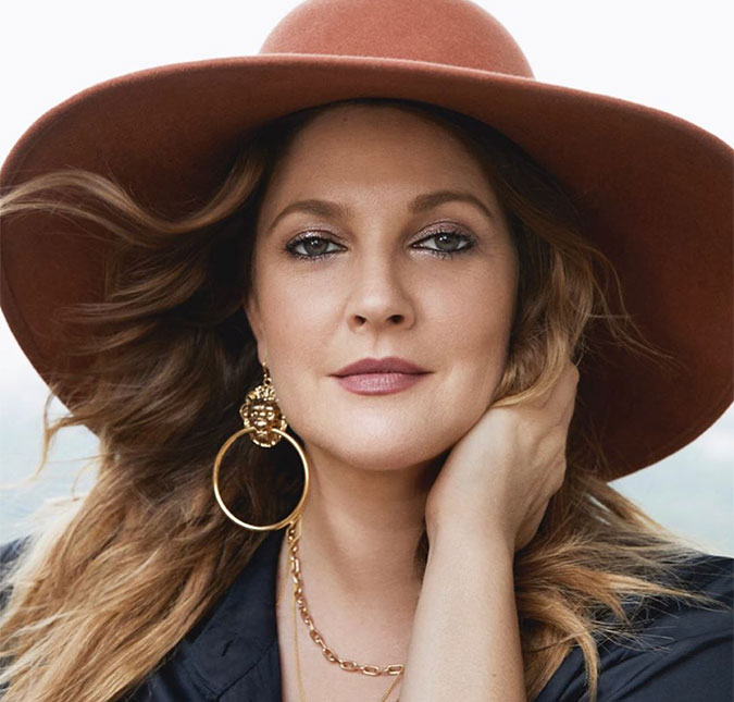 Drew Barrymore lamenta ter mostrado seios para apresentador de TV: <I>- Extrapolei os limites muitas vezes</I>